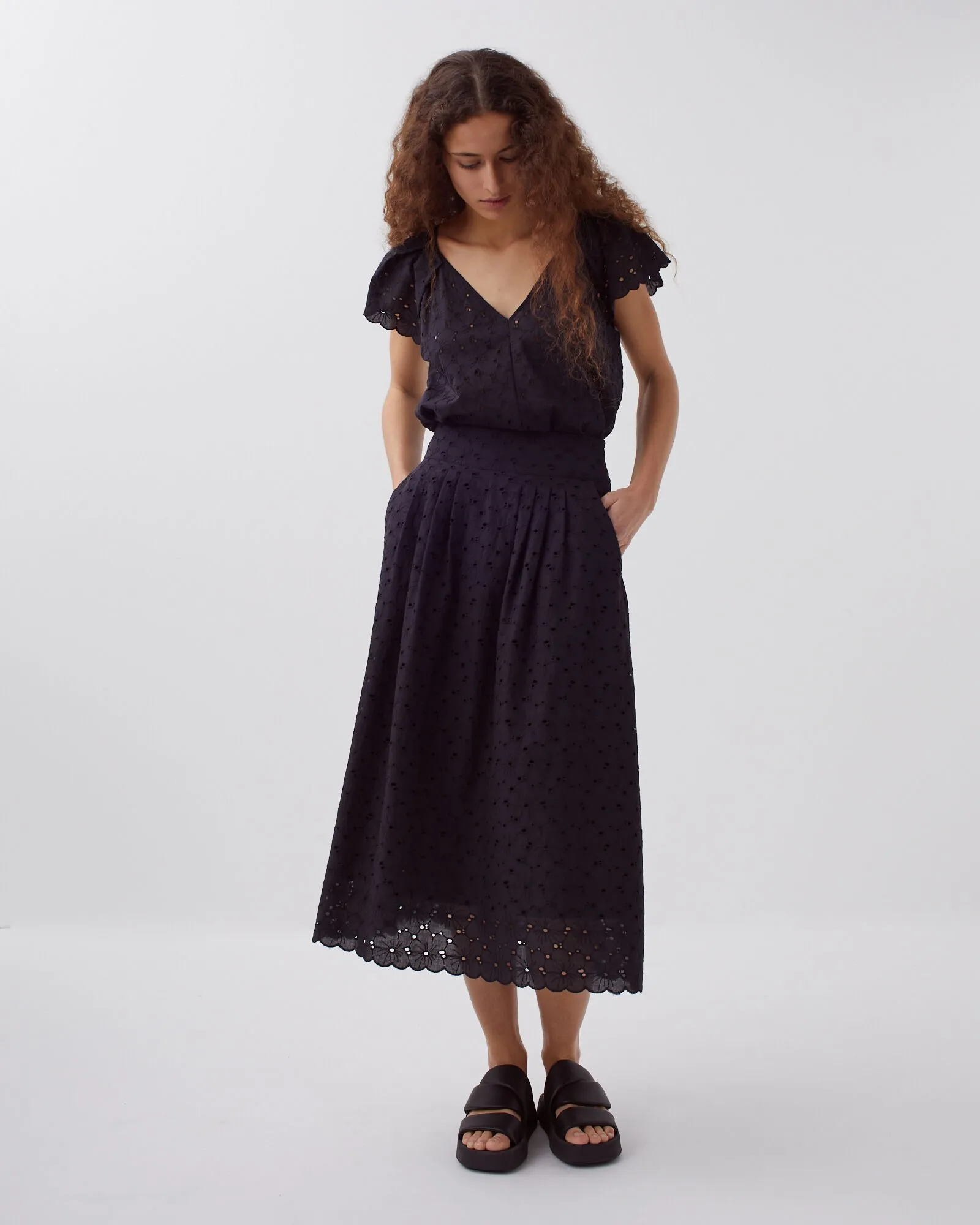 Jupe longue à broderie anglaise