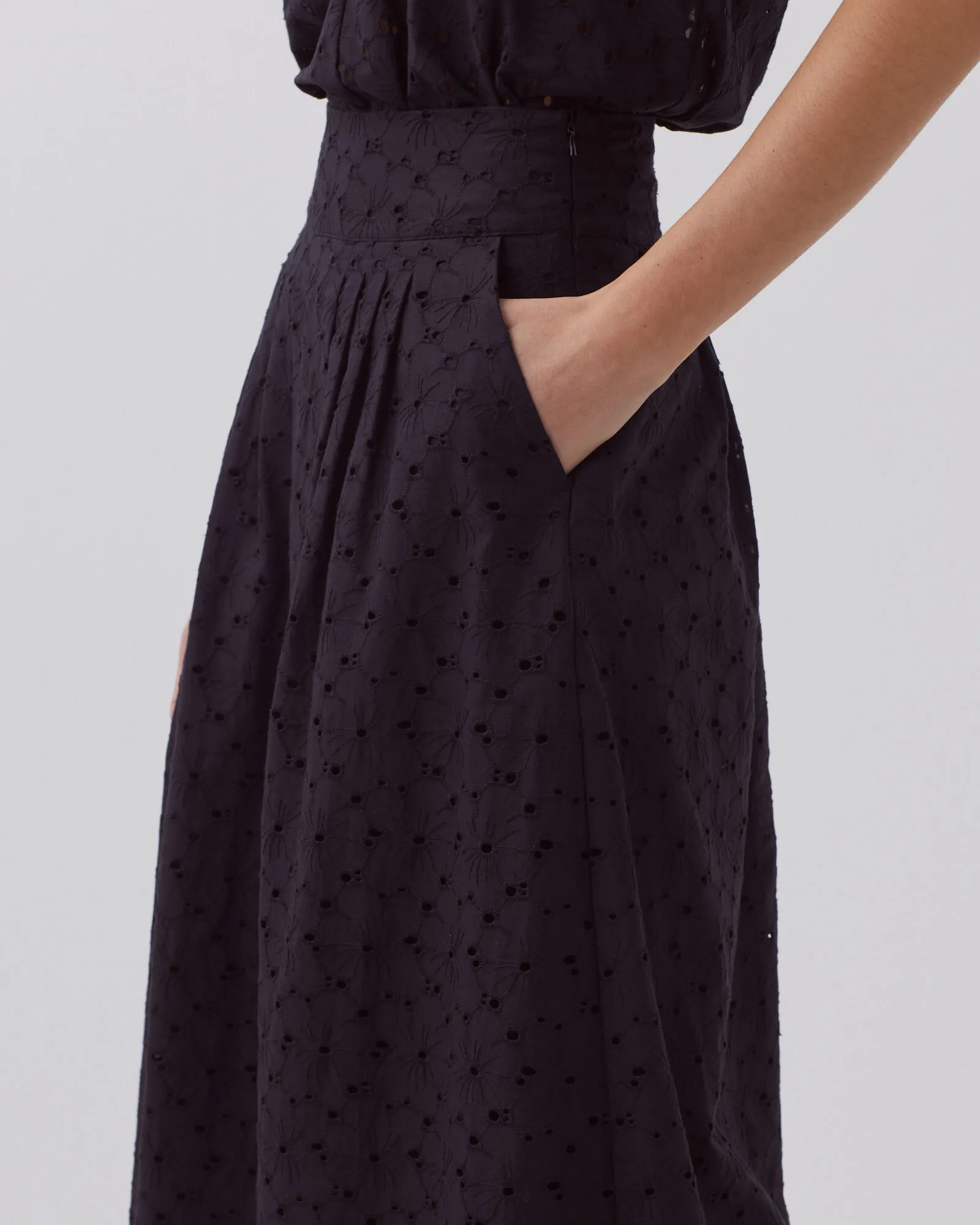 Jupe longue à broderie anglaise